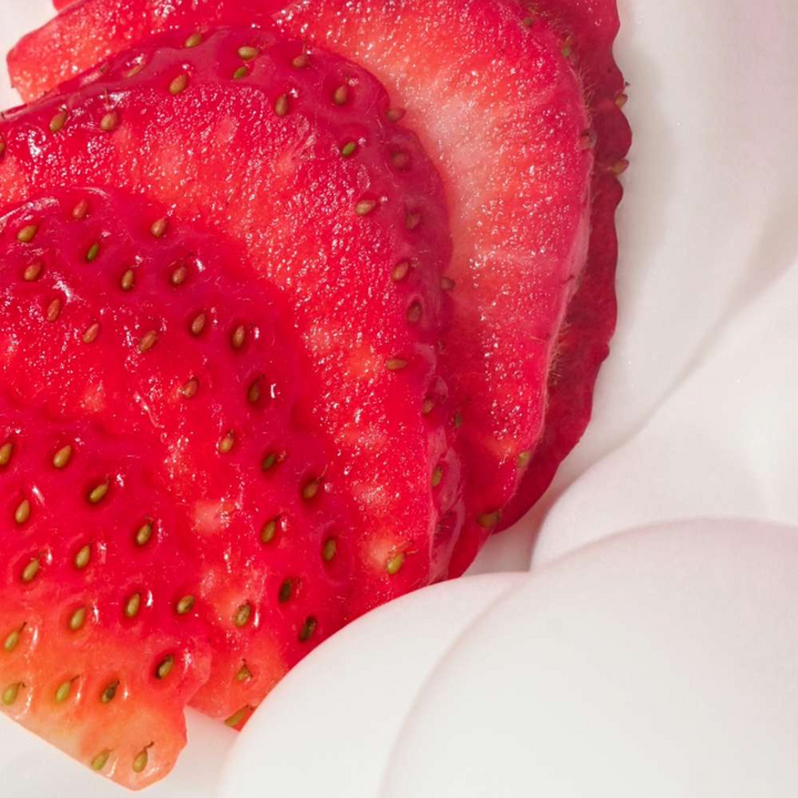 EOS Body Lotion in Strawberry Dream 473ml
